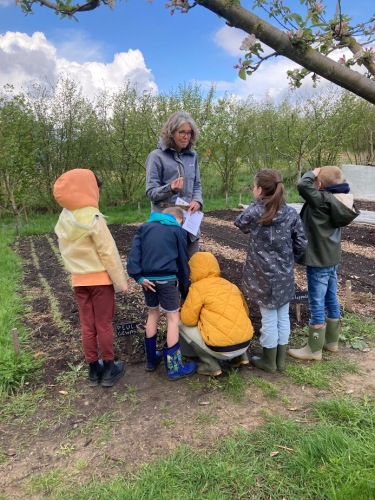 Carla Glorie bij de natuurtuin Alphen